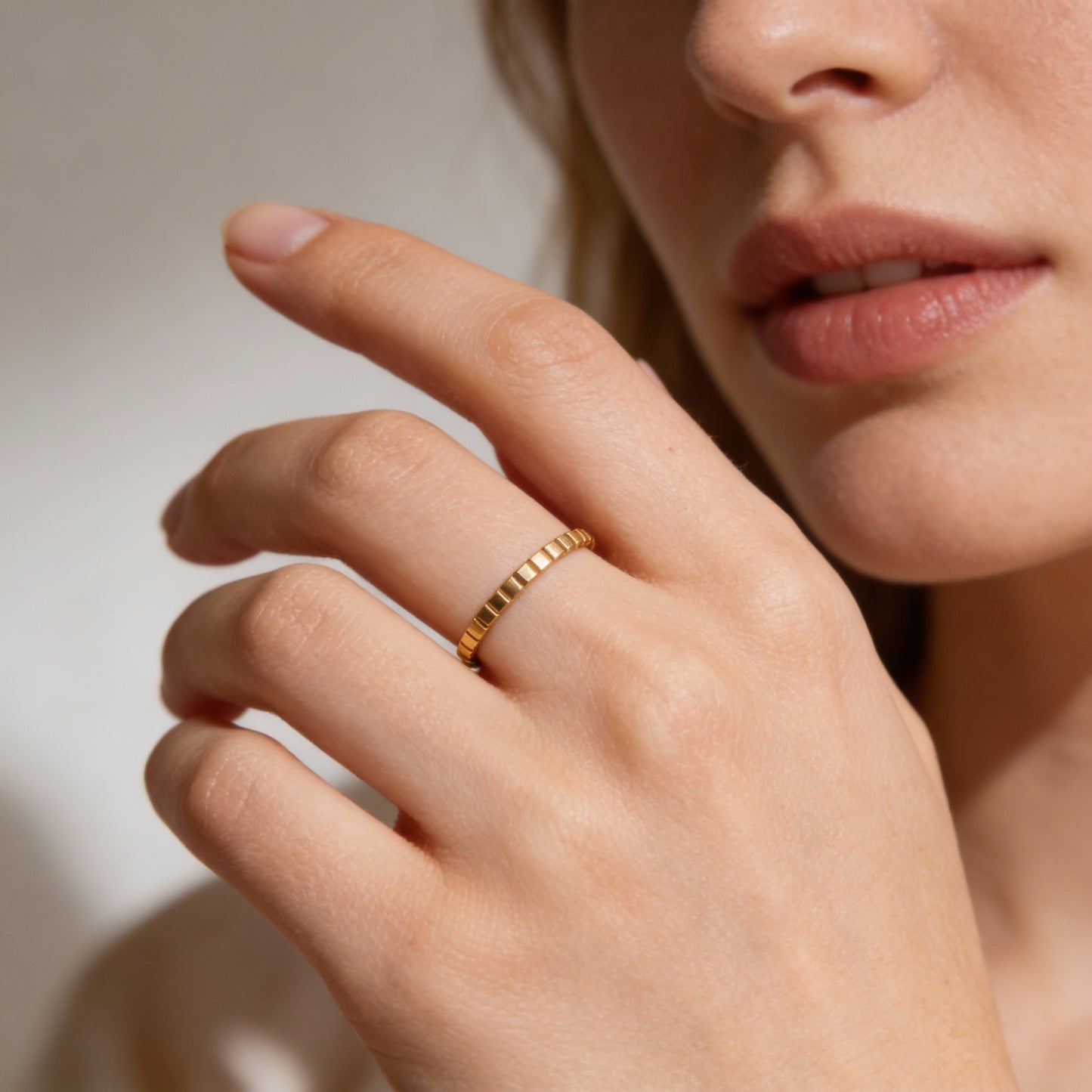 Aleza – Bague Engrenage Fine en Acier Titane Plaqué Or