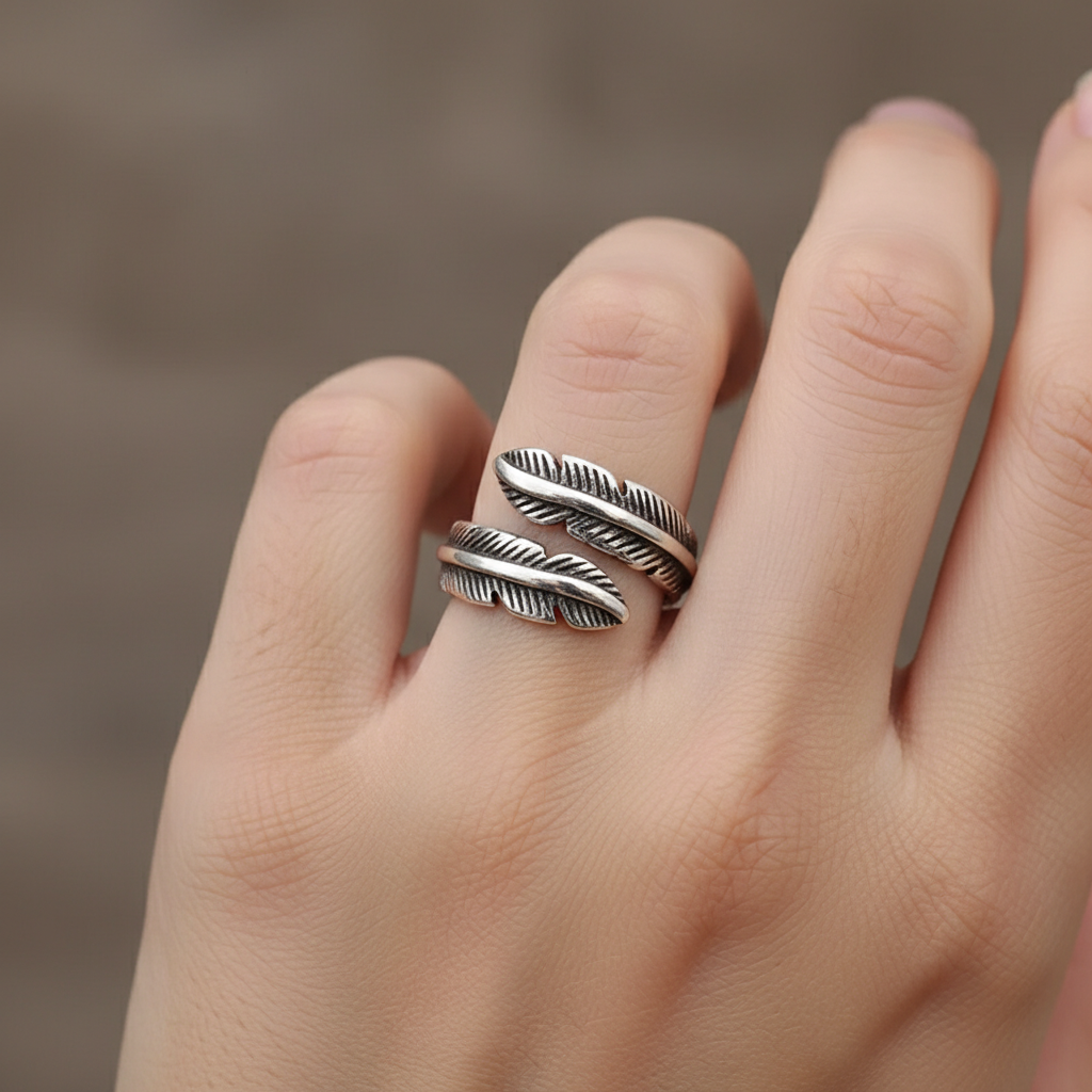 Reika – Bague Rétro Noire à Plume Ouverte