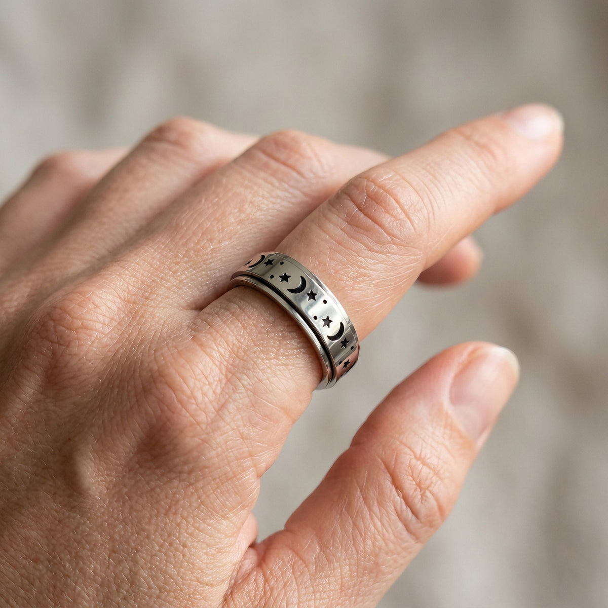 Bague rotative femme avec lune et étoile et design mobile
