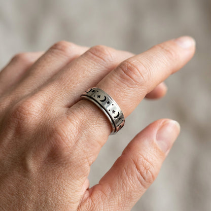 Bague rotative femme avec lune et étoile et design mobile