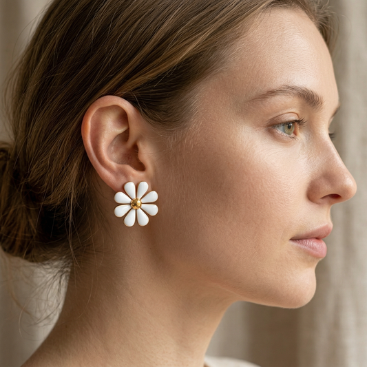 Yela – Boucles d'oreilles Marguerite avec Émail Blanc