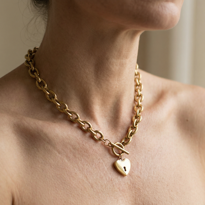 Hayley – Collier Cœur avec Fermoir T-Bar Élégant