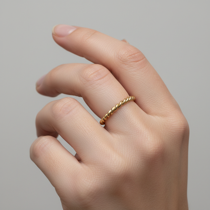 Mila – Bague Fine Torsadée au Design Élégant
