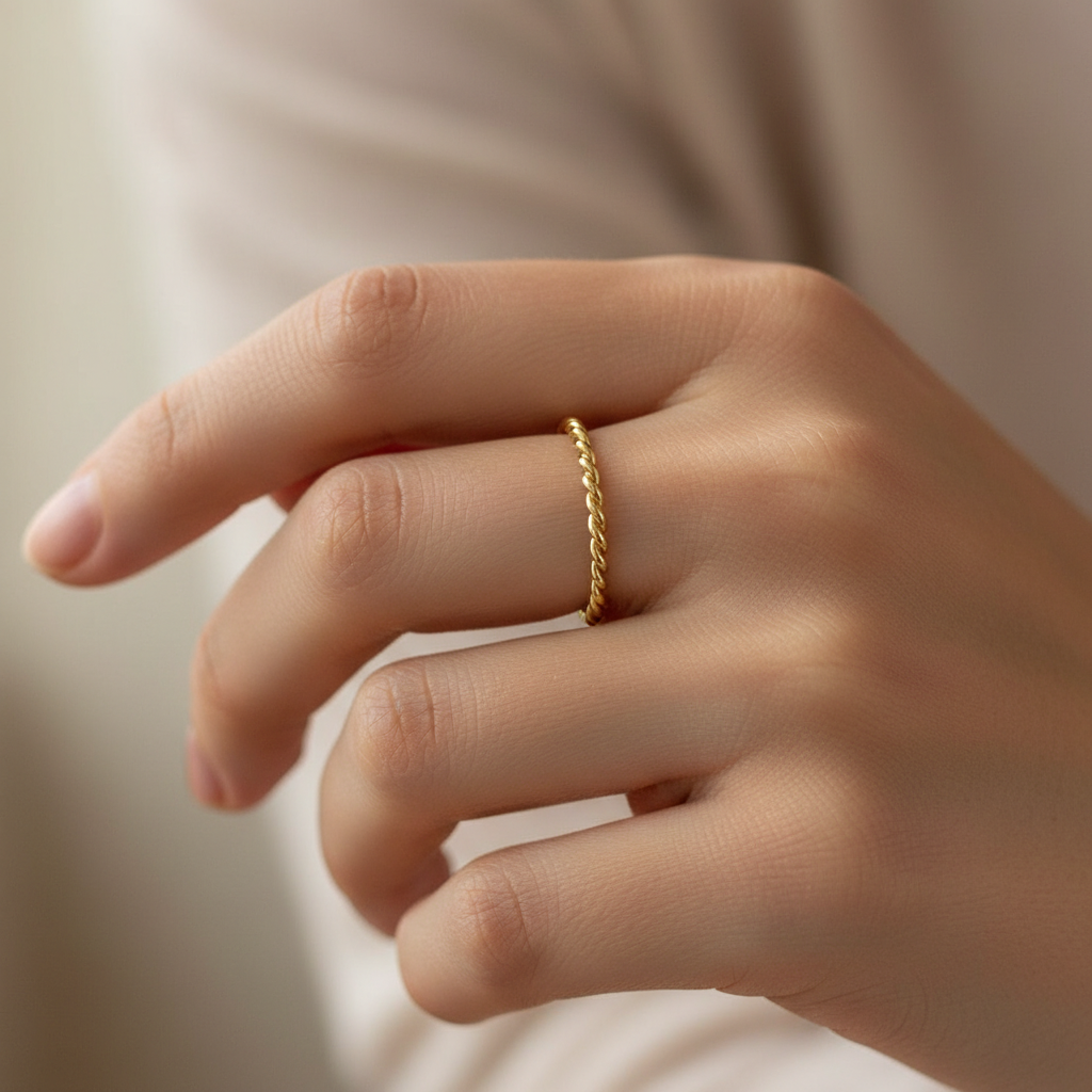 Rina – Bague Torsadée en Acier Titane
