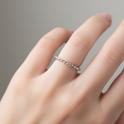 Rina – Bague Torsadée en Acier Titane