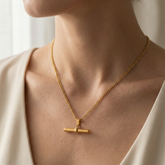 Lella – Collier T-Bar Knot Élégant en Or
