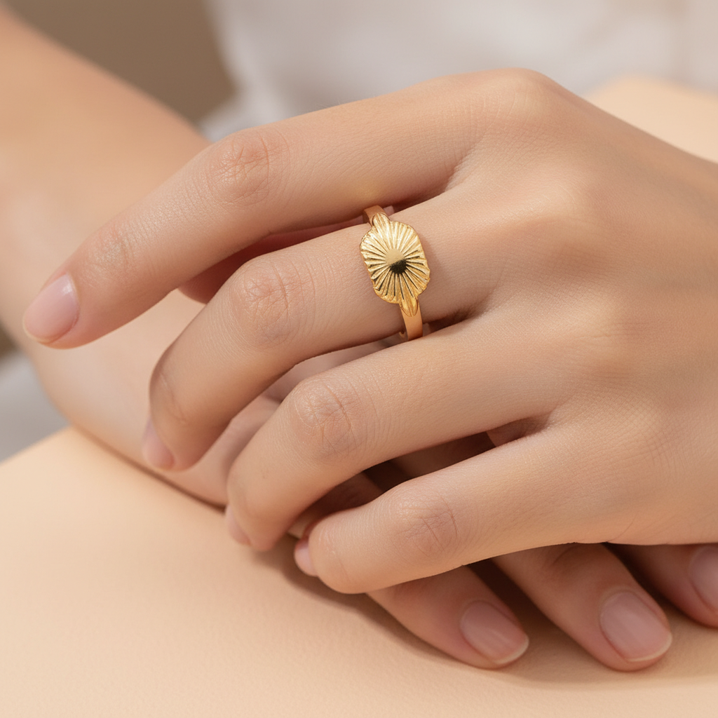 Heliora – Bague Soleil Sculptée en Plaqué Or