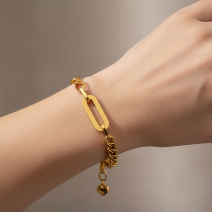 Celestine – Bracelet Élégant en Or T-Bar avec Charme