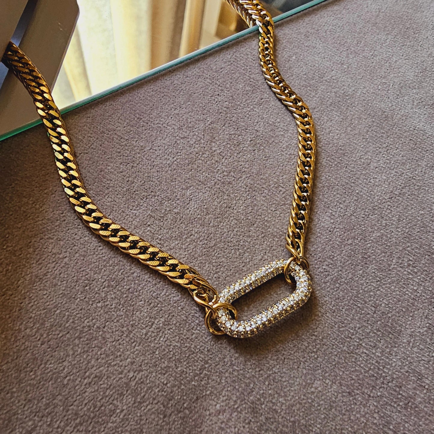 Cleo – Collier Géométrique en Strass pour Clavicule