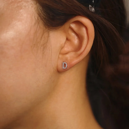 Boucles d'oreilles initiales en argent CZ - petites puces d'oreilles délicates