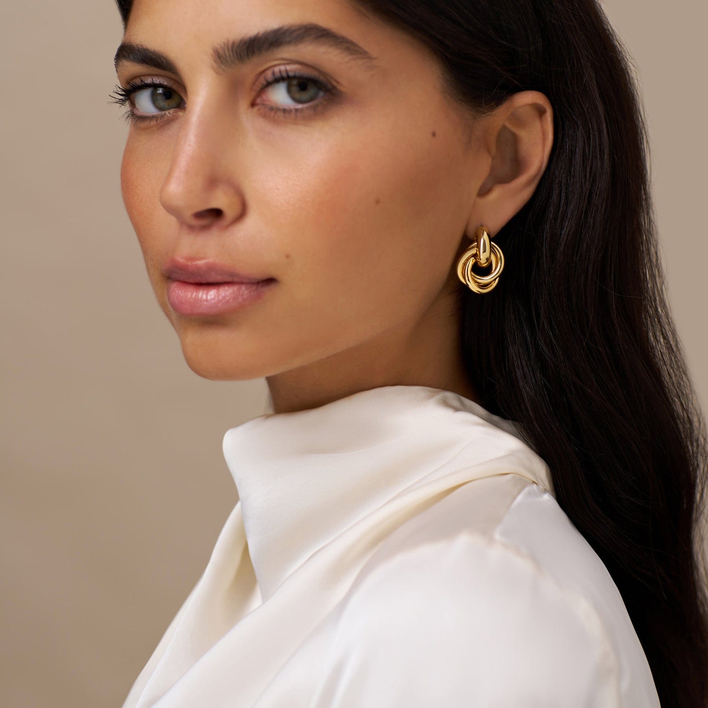 Rania – Boucles Dorées Design Entrelacé