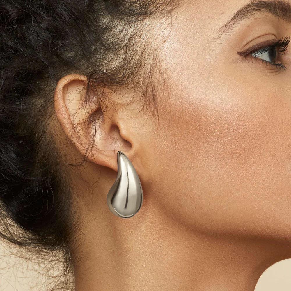 Sandra – Boucles Goutte Dorée Style Moderne