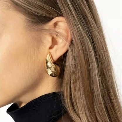 Sandra – Boucles Goutte Dorée Style Moderne