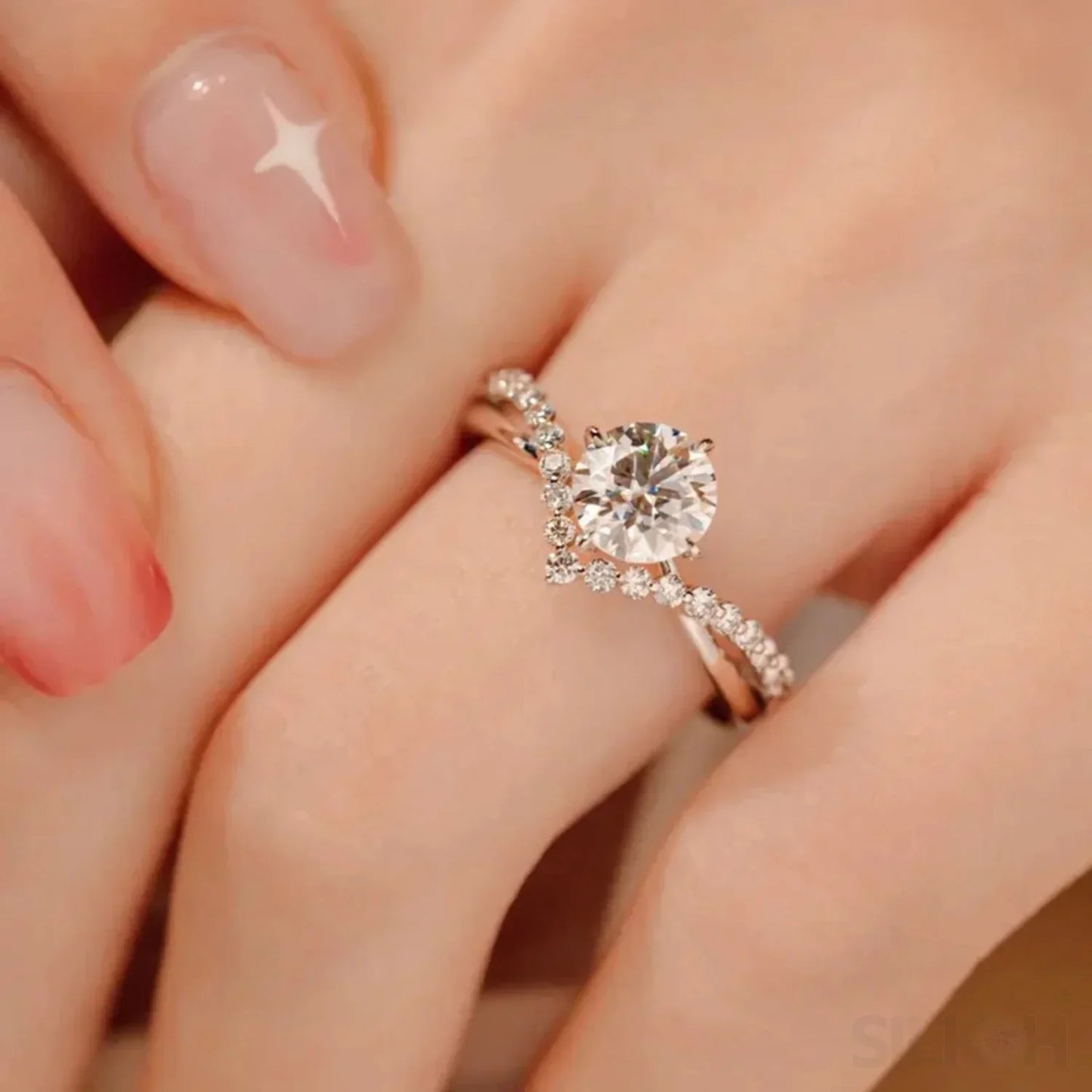 Nelia – Bague V en Zircon à Quatre Grappes