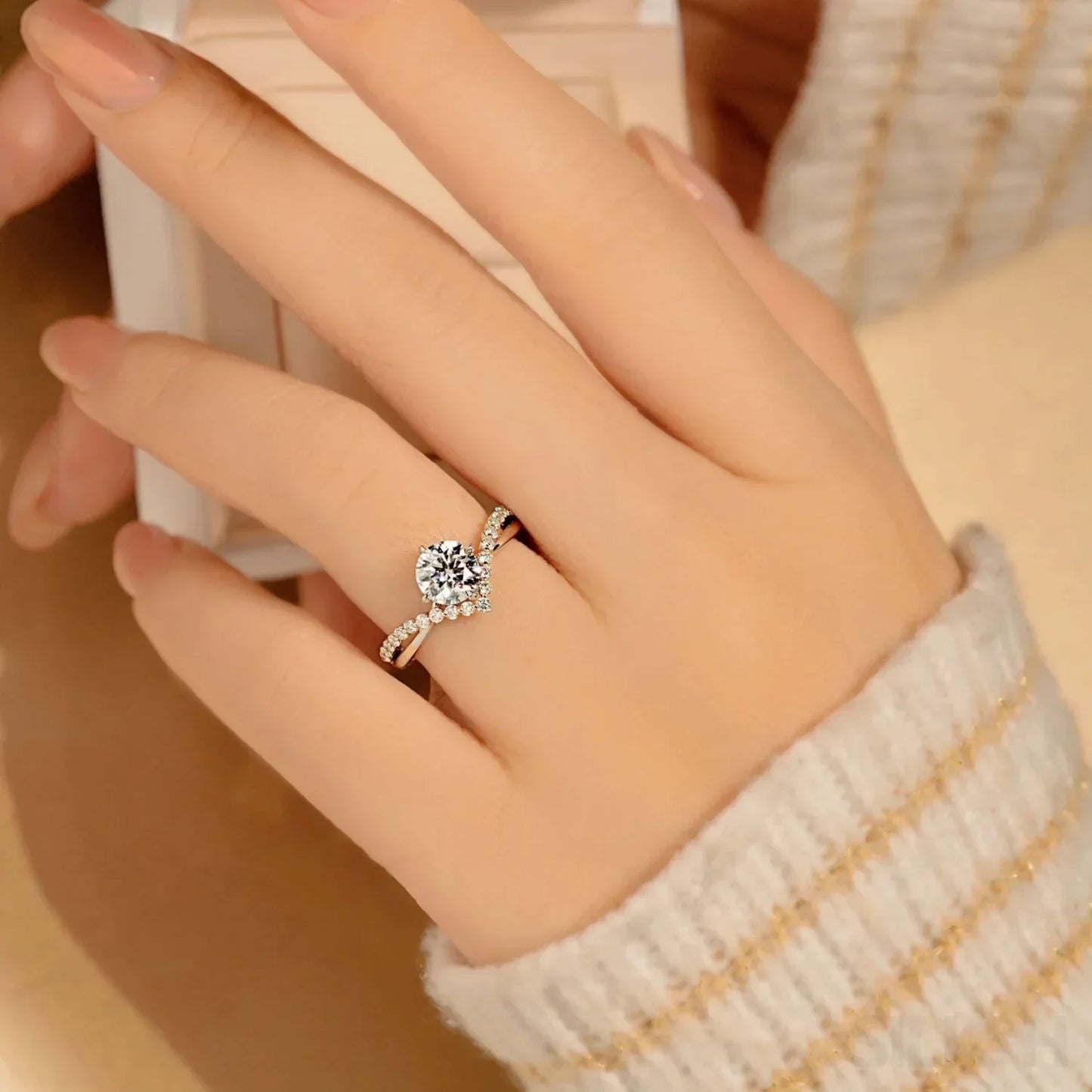Nelia – Bague V en Zircon à Quatre Grappes