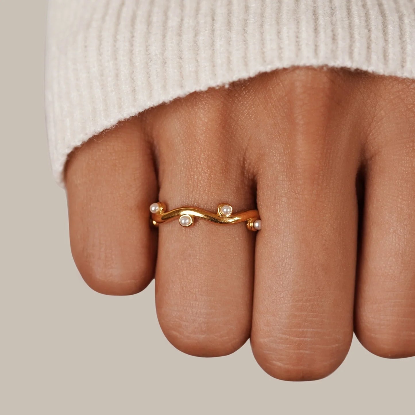 Wilma – Bague en Or avec Perle et Design Vague