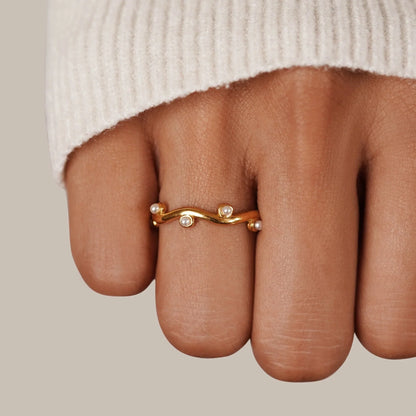 Wilma – Bague en Or avec Perle et Design Vague